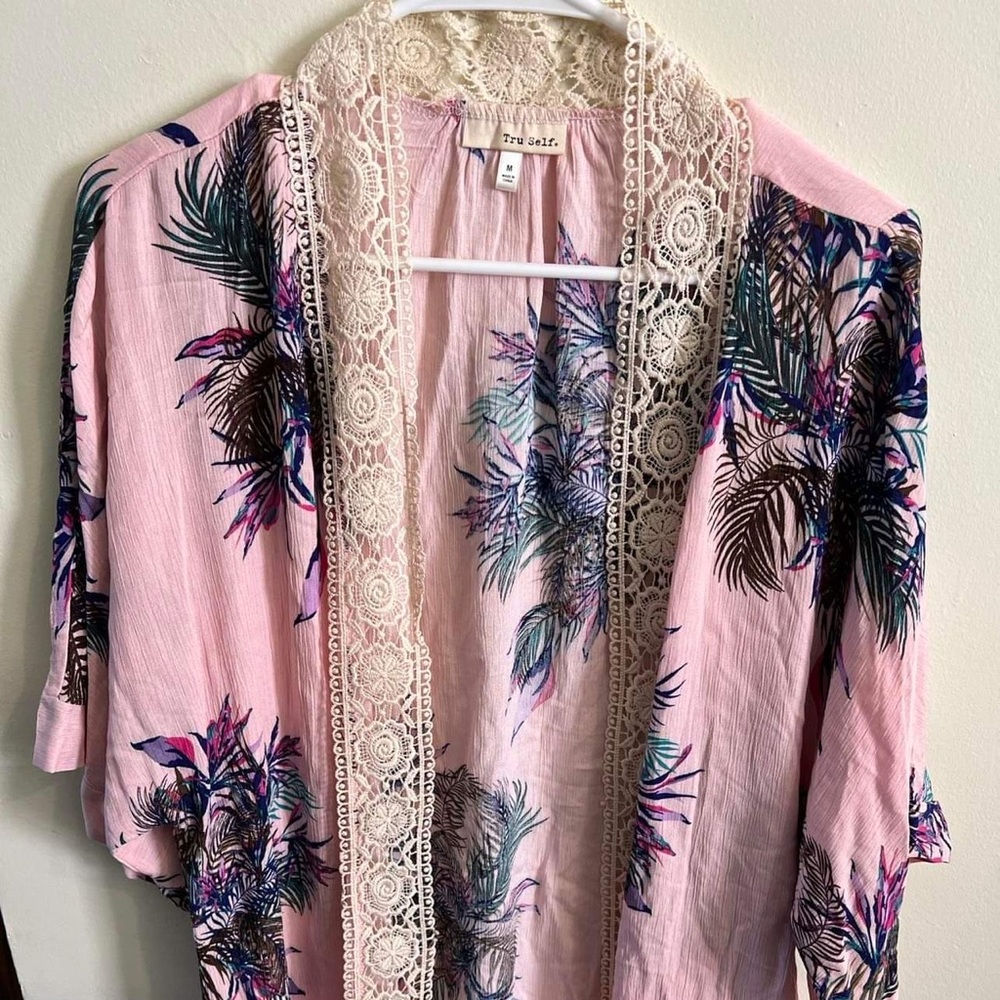 Tru Self Pink Floral with White Lace Details Kimono Size M